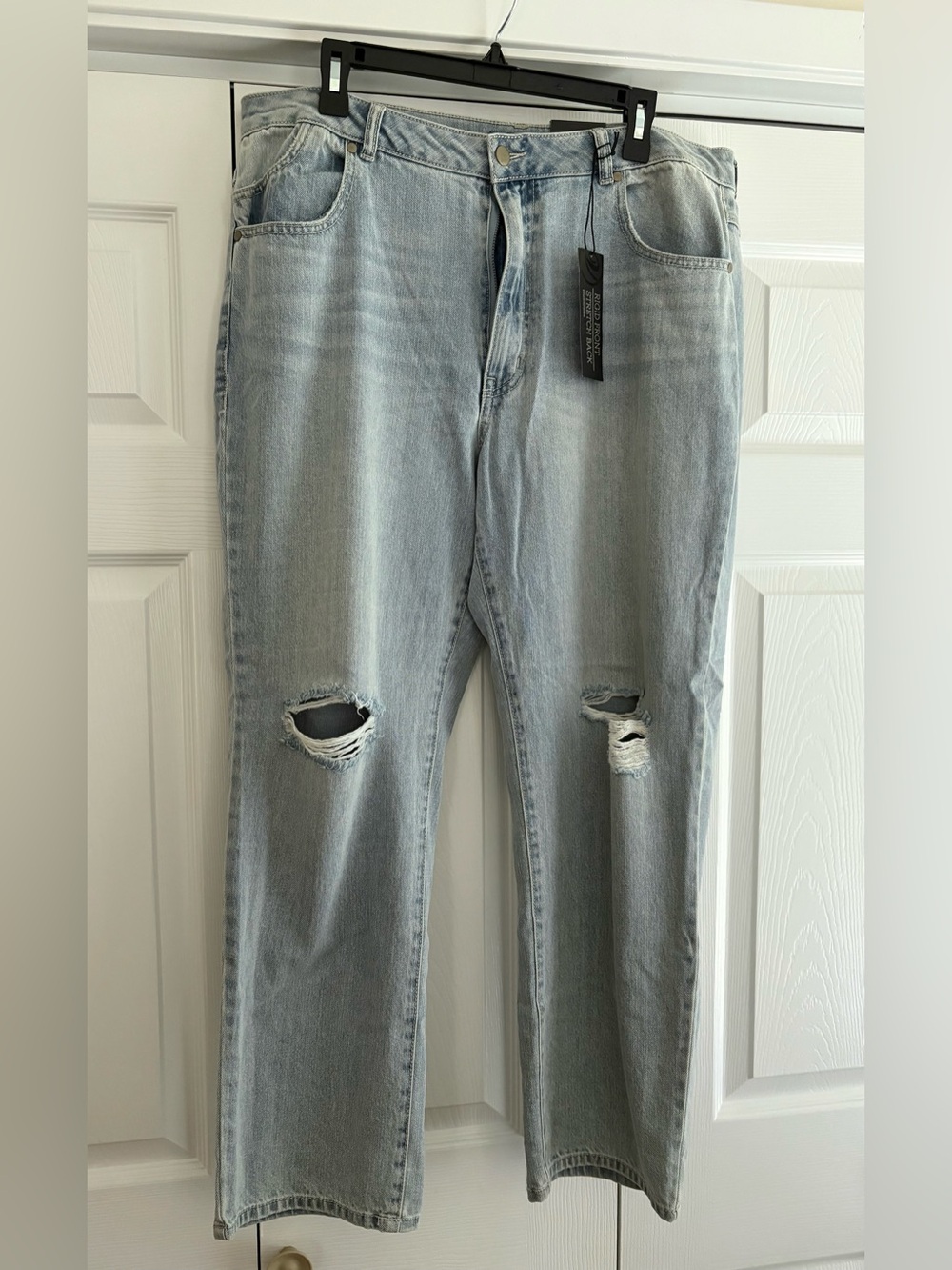 Versona Light Wash Distressed Jeans. Size 18. NWT